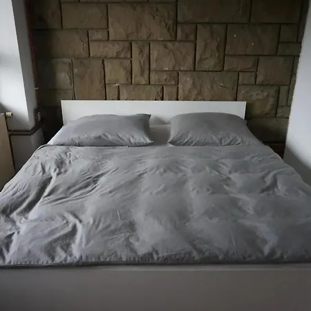 Immaculate 2-bed In شقة